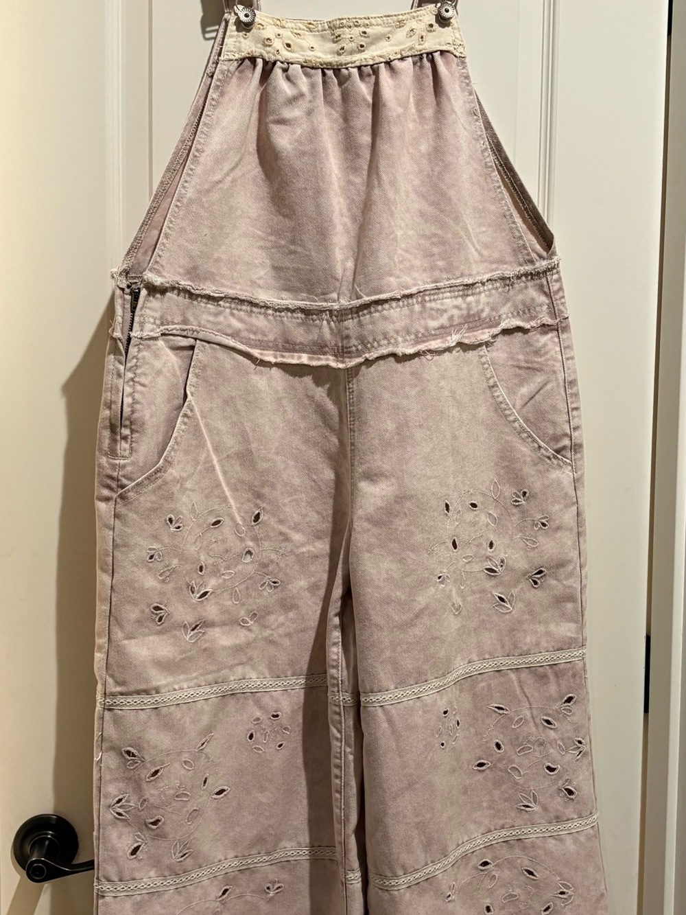 NWOT POL “Susan” Washed Blush Wide-Leg Overalls Jumpsuit with Eyelet Details - Picture 7 of 9